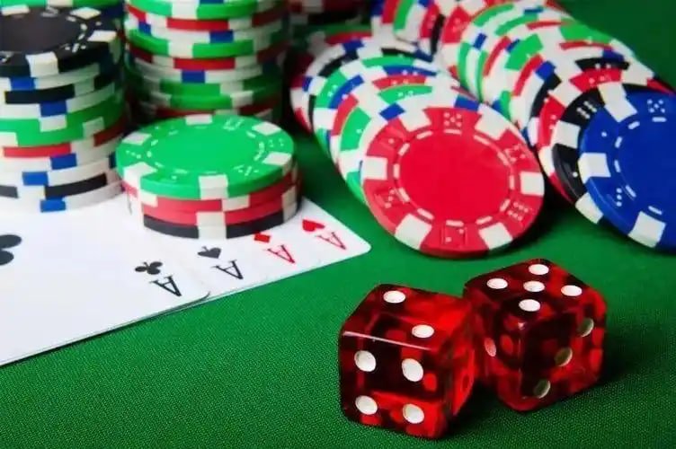 Filipino players enjoying 777 Casino on mobile devices